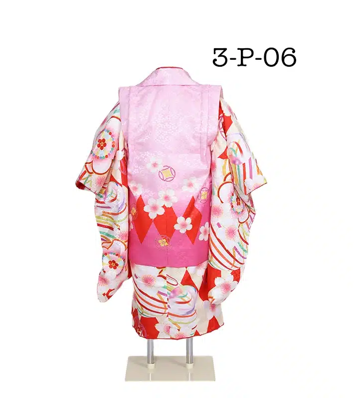 七五三の三歳女児用、梅と桜を描いた着物にピンクの被布を合わせた後ろ姿