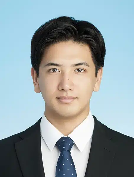 男性の就活証明写真|前髪を上げたヘアセット例
