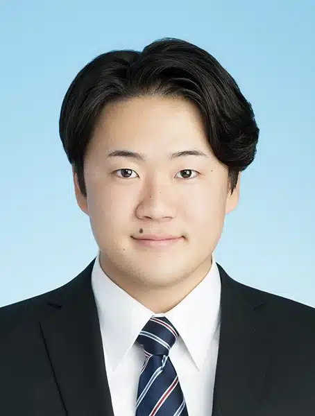男性の就活証明写真|長めの髪を分けたヘアセット例