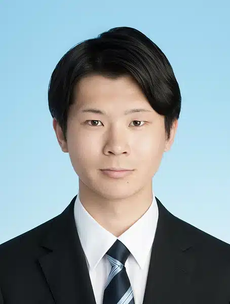 男性の就活証明写真|センターパートのヘアセット例