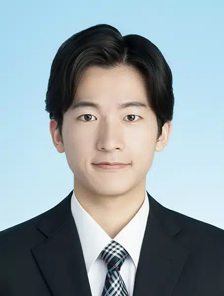 男性の就活証明写真|長めの前髪を分けたヘアセット例