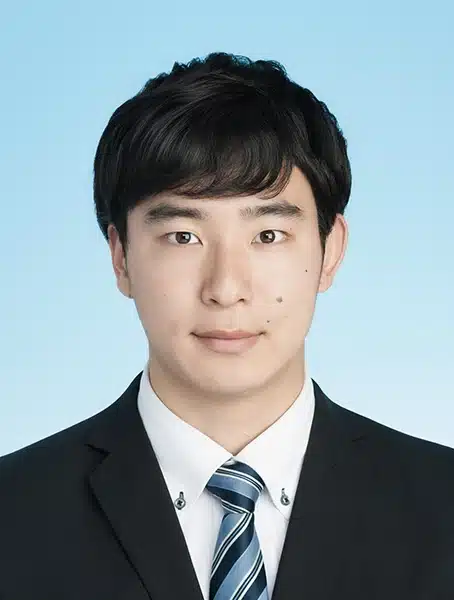 男性の就活証明写真|前髪を残した自然なヘアセット例