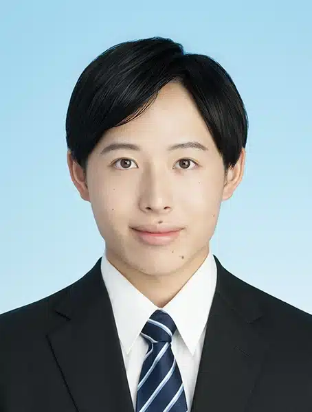 男性の就活証明写真|前髪を自然に流したヘアセット例