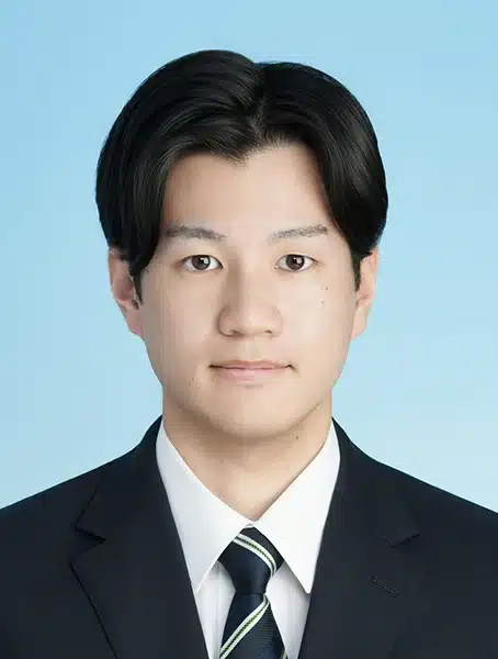 男性の就活証明写真|長めの前髪を分けたヘアセット例