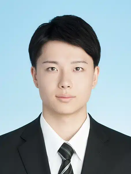 男性の就活証明写真|短めで前髪を上げたヘアセット例