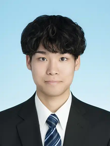 男性の就活証明写真|前髪に動きをつけたヘアセット例