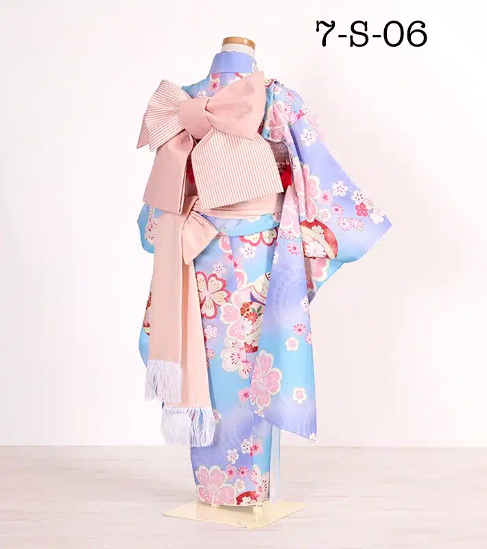 七五三の七歳女児用、水色地に桜と手毬を描いた着物の後ろ姿