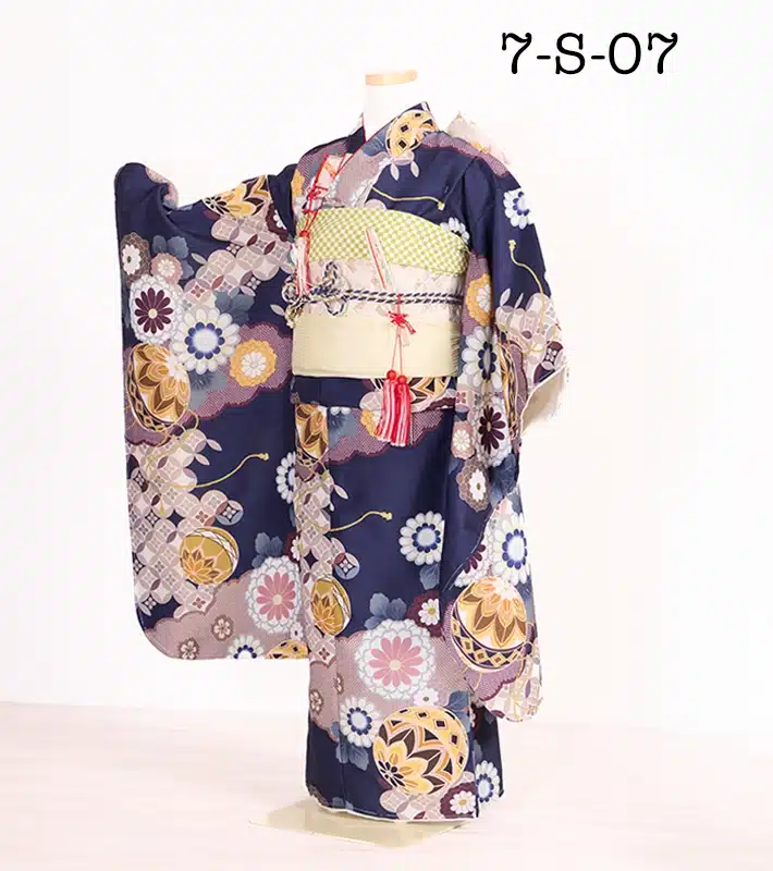 七五三の七歳女児用、紺地に花と手毬を描いた着物の正面